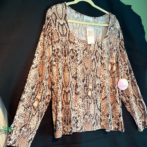 Snake print lightweight Scoop Neck blouse long sleeve size 2x - Picture 2 of 5